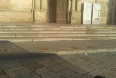 Piazza San Pietro è in mano agli incivili