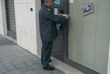 Non avevano emesso gli scontrini fiscali, chiusi quattro negozi