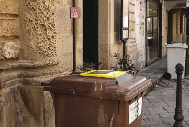 "Alla Bit meraviglie e in città cassonetti sporchi"