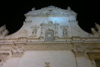 Un commissario ad acta farà rimuovere gazebo e cassonetti da Piazza San Pietro a Galatina?
