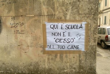 Quegli inquietanti cartelli davanti alla 'Pascoli' 