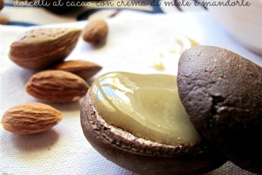 Dolcetti morbidi al cacao con crema di miele e mandorle