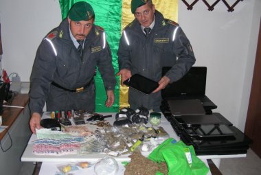 Blitz della Finanza, due arresti  e sequestro di due pistole, un coltello e sostanze stupefacenti