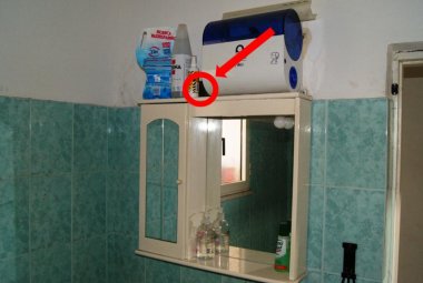 Installa una telecamera in bagno per spiare i colleghi, denunciato
