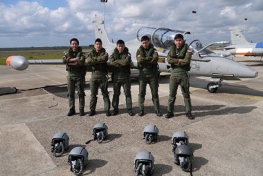 Cinque allievi piloti di Singapore ricevono oggi al 'Cesari' di Galatina l'Aquila Turrita
