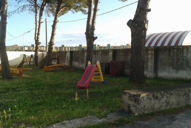 Il parco giochi della scuola è pericoloso 