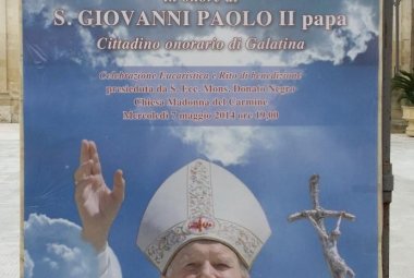 Si inaugura il monumento a San Giovanni Paolo II nel piazzale della Chiesa del Carmine.