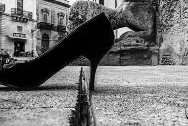 Il lamento di quella scarpa con il tacco a spillo