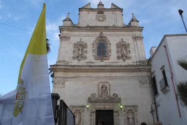 "A che servono 7000 cartine se poi le chiese restano chiuse?"