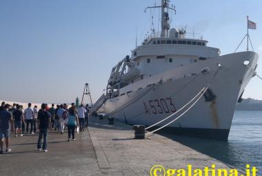 Tecnici e marinai. Il fascino della vita di bordo colpisce i ragazzi del professionale di Galatina in visita sulla 'Magnaghi' ormeggiata a Gallipoli