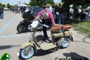 Auto e moto d'epoca in piazza a Galatina