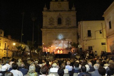 La forza della fede cantata in via Turati