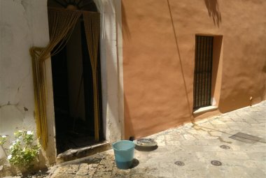 Fiamme e tanta paura in via Romani