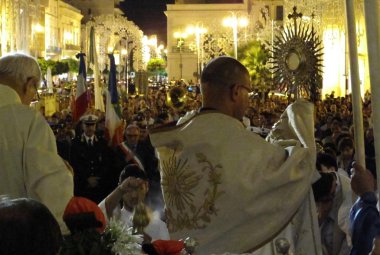Il Popolo di Dio in processione con l'Eucaristia