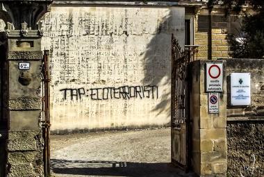 Galatina sporcata nella notte da scritte 'No Tap'