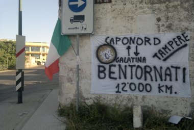 Un misterioso lenzuolo sulla via per Lecce