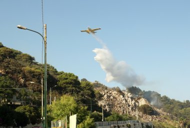 Incendio nella pineta di Santa Cesarea, pericolo per le case