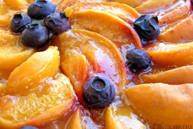 Crostata di albicocche e mirtilli