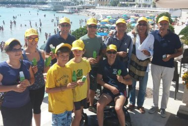 "Stop alle cicche di sigarette sulla sabbia, usate i portacenere di carta!"