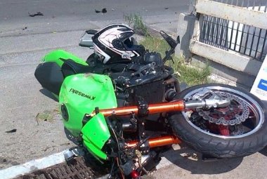 Moto contro auto, in prognosi riservata il centauro 