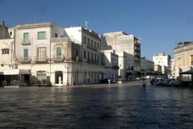 A Roma si fanno togliere i tavolini in Piazza Navona a Galatina si autorizzano le costruzioni in acciaio e plastica in Piazza San Pietro