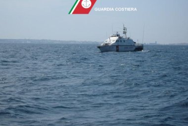 Fatti brillare una bomba davanti al porticciolo di Santa Caterina e un razzo di fronte a 'Le canne'