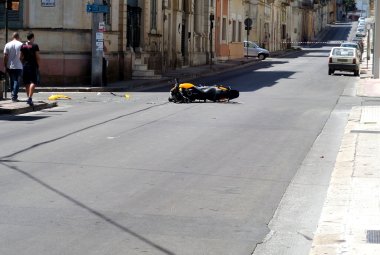 Moto contro furgone, grave il centauro