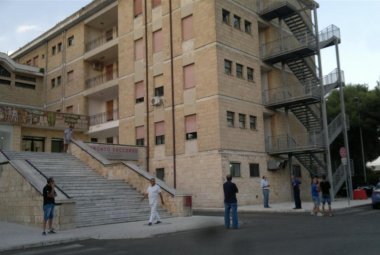 Ventiduenne si suicida lanciandosi dal terzo piano delle scale antincendio del 'Santa Caterina Novella'