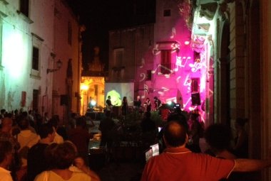 Corti a Mezzanotte, brulica la città