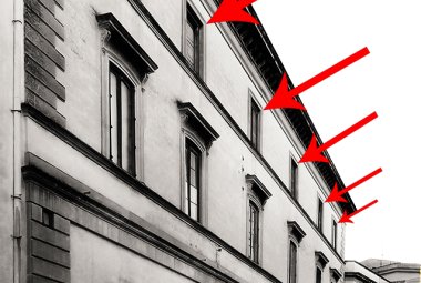 Pericolo in via Siciliani, piovono vetri
