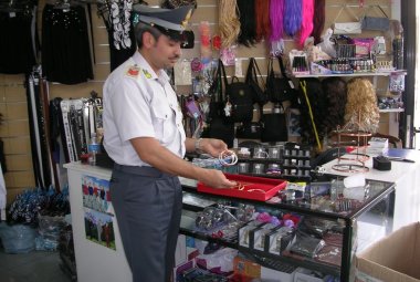 Sequestrata merce per oltre 230000 euro, denunciati gli esercenti cinesi