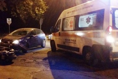 Scooter contro auto, indenni i due centauri e il guidatore ma scoppiano le polemiche alla '167'