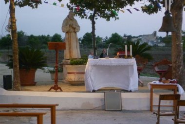 Una statua, una campana, una grande famiglia