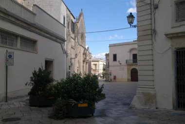 Tre fioriere a guardia della Basilica