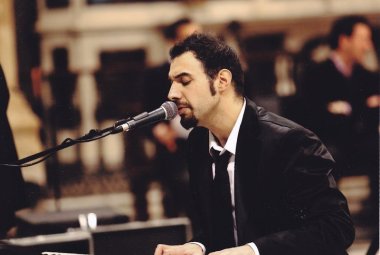 "Se bruciasse la città..io continuerei a cantare"