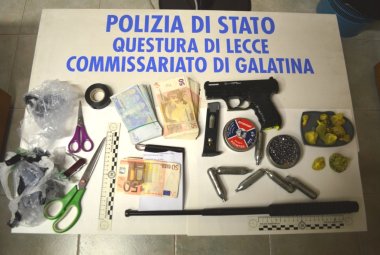 Nascondeva in bagno eroina e ventunomila euro, arrestato