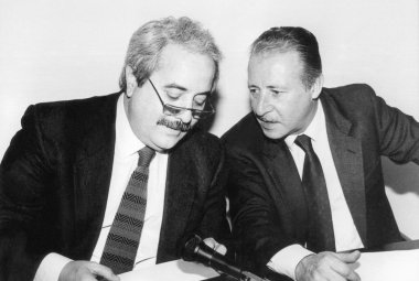 "Fuori la mafia...!"
