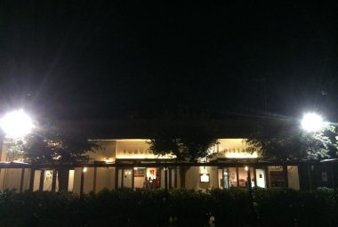 Il viale Santa Caterina Novella è ancora al buio. La norcineria 'I vitelloni' lo illumina a spese proprie