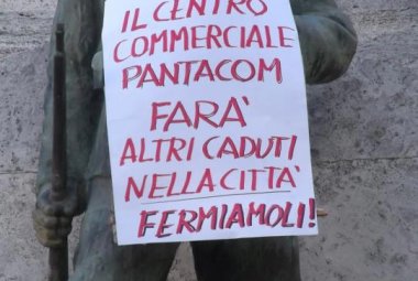Un cartello sul Milite Ignoto per protestare contro il megaparco. Violata anche la Lampada senza luce