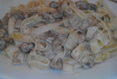 Pappardelle con funghi porcini  salsiccia e panna