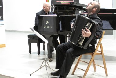 Il bandeonon di Satto ed il pianoforte di Favero commuovono "I Concerti del Chiostro'