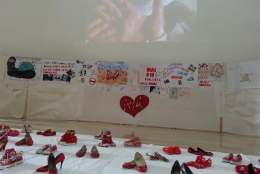 Fiocchi bianchi, scarpette rosse e poesia per dire "no" alla violenza sulle donne