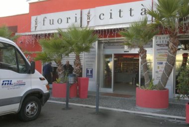 Attacco notturno a 'Fuori città', rubati denaro e tabacchi
