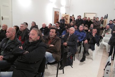 Sale piene per discutere del parco commerciale