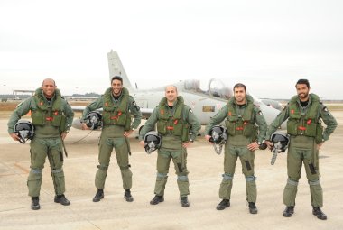Consegna delle aquile a cinque piloti del Kuwait