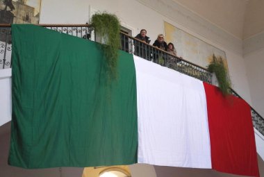Il grande tricolore a Palazzo dei Celestini per il Presidente della Repubblica