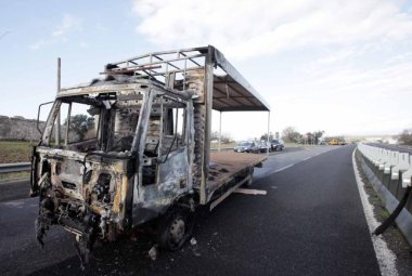 Armati contro un portavalori, assalto tra le fiamme