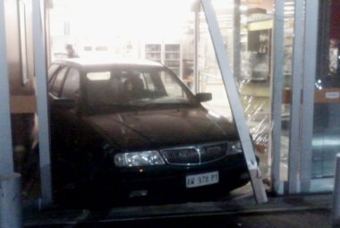 Sfondano con l'auto l'ingresso della Conad per rubare il Bancomat