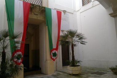 Otto cerchietti colorati accusano un assessore