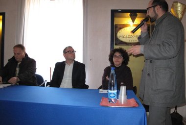 "Voi segnalateci i presunti abusi edilizi e noi li comunicheremo a chi deve controllare"